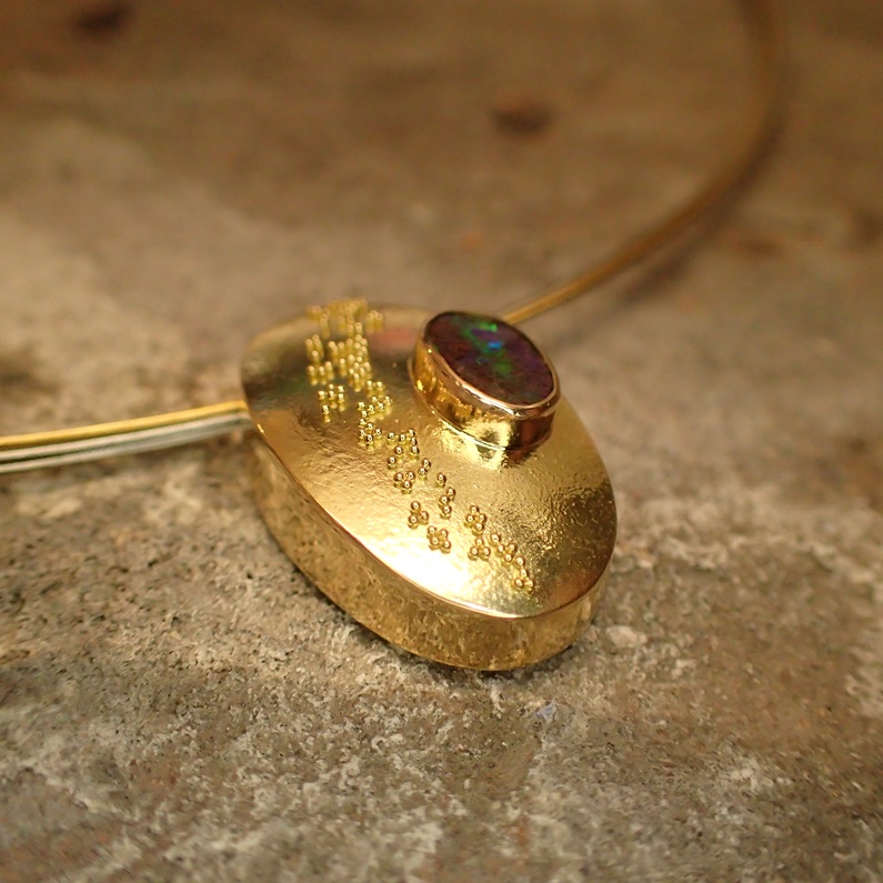 Anhänger aus Gelbgold mit Granulation und Boulder-Opal