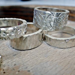 Ringe aus Silber mit geschmiedeter Oberfläche