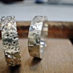 Ringe aus Silber mit geschmiedeter Oberfläche