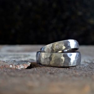 Trau-Ringe aus 925er Platin, geschmiedet mit Brillant