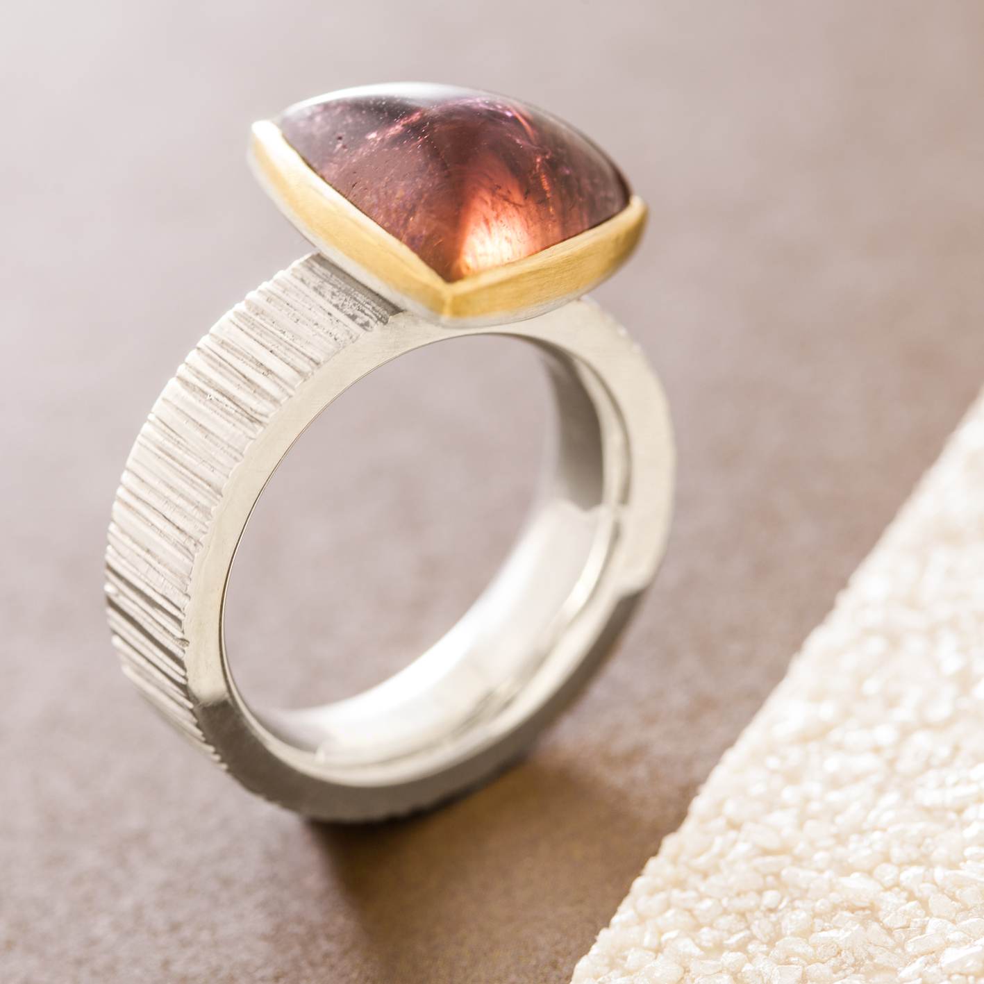 100464_Ring_04 Goldschmiedemeisterin beim Löten eines goldenen Rings an der Werkbank. Ein Arbeitsschritt während der handwerklichen Fertigung eines Schmuckstücks.