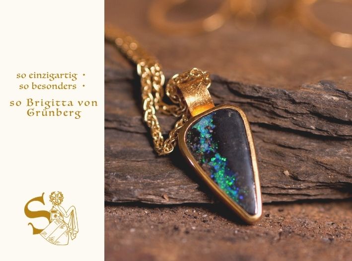 Anhänger mit Boulder-Opal in 900er Gelbgold gefasst Handgefertigter Anhänger mit dreieckigem Boulder-Opal in einer Fassung aus 900er Gelbgold.